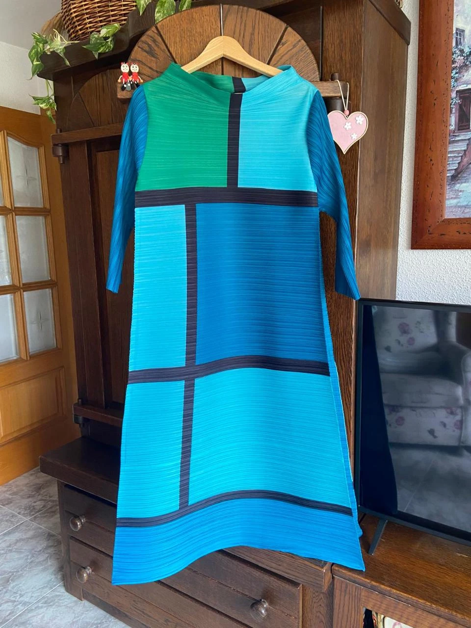 Original vestido de acordeón, cuello chimenea, estilo de Miyake. Talla Unica